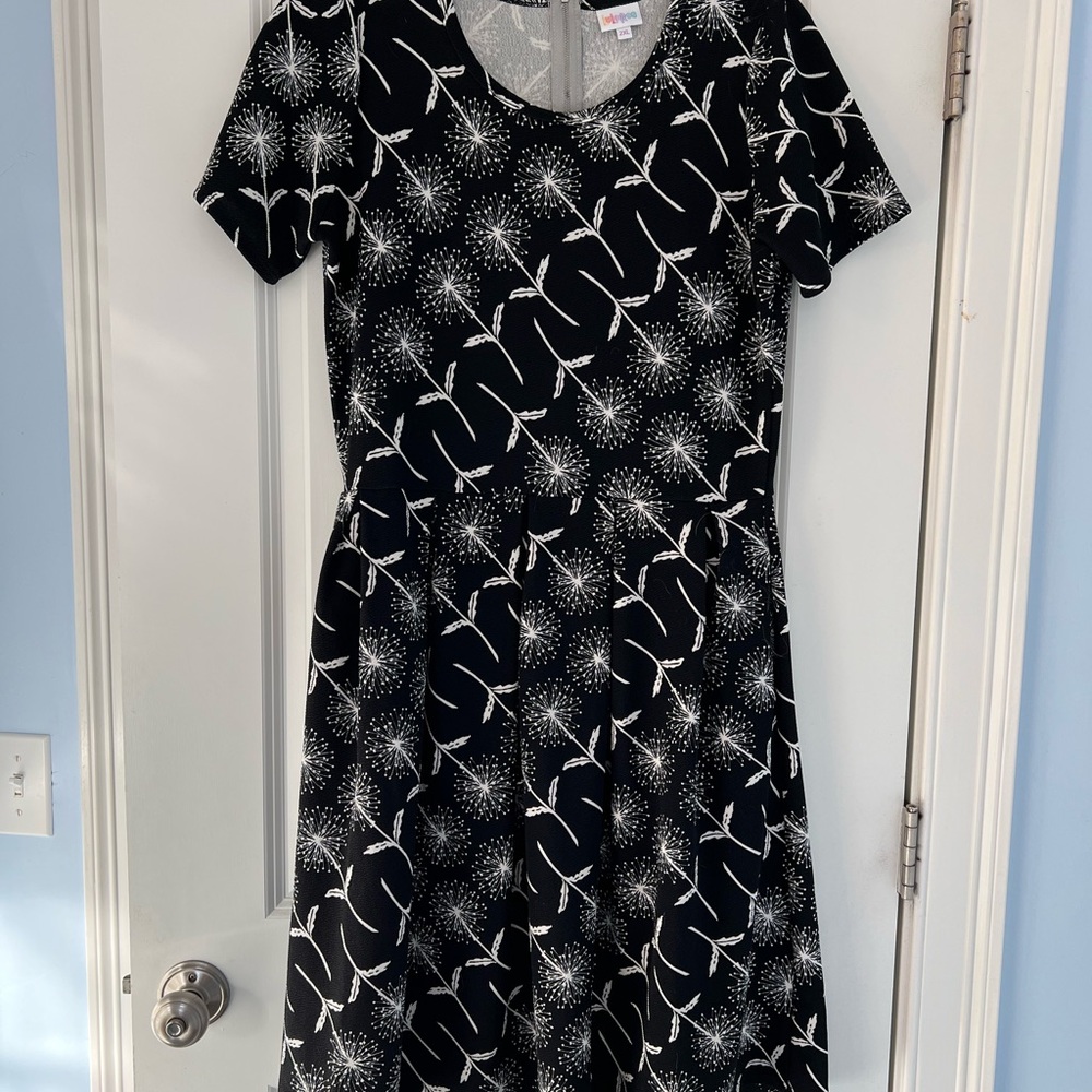 LuLaRoe Black and White Amelia Dress like new dandelion floral